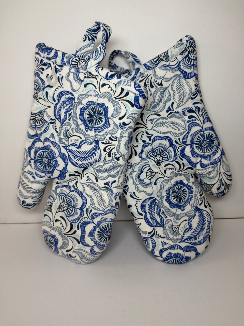 Sur La Table x Pomegranate Caroline Blue Floral Oven Mitt Set of 2 Quilted Cotto